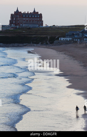 Inghilterra, Cornwall, Newquay, Fistral Beach, surfisti camminando sulla spiaggia Foto Stock