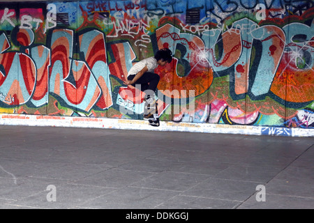 Guidatore di skateboard al Southbank Skatepark a Londra REGNO UNITO. Foto Stock