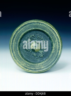 Specchio in bronzo con due draghi, dinastia Han, Cina, 206 BC-220 Annuncio. Artista: sconosciuto Foto Stock