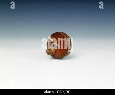 Tamburo e della volpe netsuke maschera, tardo periodo Edo, Giappone, inizi del XIX secolo. Artista: sconosciuto Foto Stock