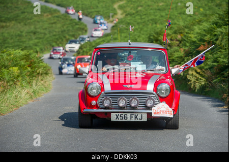 Mini classic cars prendere parte all'annuale Mini Grand Tour attraverso il North Devon su lunedì festivo. 2013 Foto Stock