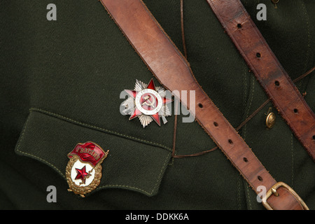 Militare sovietica di decorazione il fine della Guerra Patriottica (R) e protezioni sovietica badge (L). Foto Stock