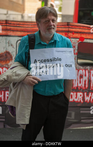 Londra, Regno Unito. 04 Sep, 2013. (DPAC Disabili contro i tagli) tenere premuto segno di protesta al di fuori del reparto di trasporto su strada Horseferry. Evidenziando la disuguaglianza per le persone con disabilità utilizzando i trasporti pubblici di Londra sistema dovute al personale dei tagli sul bus e le reti ferroviarie. Londra, UK, 4 settembre 2013 Credit: martyn wheatley/Alamy Live News Foto Stock