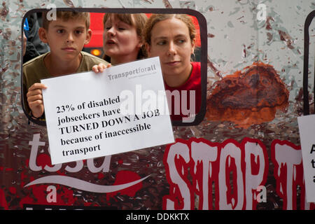 Londra, Regno Unito. 04 Sep, 2013. (DPAC Disabili contro i tagli) tenere premuto segno di protesta al di fuori del reparto di trasporto su strada Horseferry. Evidenziando la disuguaglianza per le persone con disabilità utilizzando i trasporti pubblici di Londra sistema dovute al personale dei tagli sul bus e le reti ferroviarie. Londra, UK, 4 settembre 2013 Credit: martyn wheatley/Alamy Live News Foto Stock