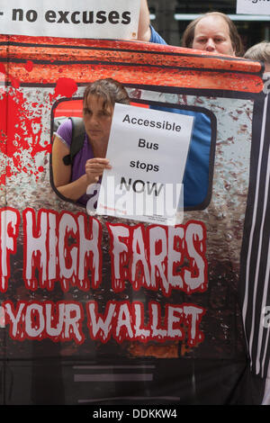 Londra, Regno Unito. 04 Sep, 2013. (DPAC Disabili contro i tagli) tenere premuto segno di protesta al di fuori del reparto di trasporto su strada Horseferry. Evidenziando la disuguaglianza per le persone con disabilità utilizzando i trasporti pubblici di Londra sistema dovute al personale dei tagli sul bus e le reti ferroviarie. Londra, UK, 4 settembre 2013 Credit: martyn wheatley/Alamy Live News Foto Stock