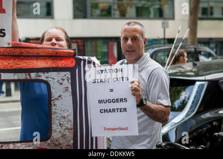 Londra, Regno Unito. 04 Sep, 2013. (DPAC Disabili contro i tagli) tenere premuto segno di protesta al di fuori del reparto di trasporto su strada Horseferry. Evidenziando la disuguaglianza per le persone con disabilità utilizzando i trasporti pubblici di Londra sistema dovute al personale dei tagli sul bus e le reti ferroviarie. Londra, UK, 4 settembre 2013 Credit: martyn wheatley/Alamy Live News Foto Stock