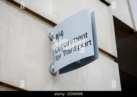 Londra, Regno Unito. 04 Sep, 2013. (DPAC Disabili contro i tagli) tenere premuto segno di protesta al di fuori del reparto di trasporto su strada Horseferry. Evidenziando la disuguaglianza per le persone con disabilità utilizzando i trasporti pubblici di Londra sistema dovute al personale dei tagli sul bus e le reti ferroviarie. Londra, UK, 4 settembre 2013 Credit: martyn wheatley/Alamy Live News Foto Stock