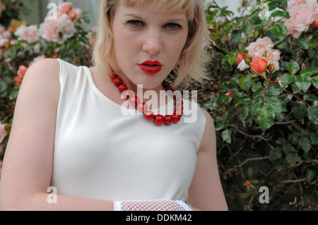 Una giovane donna la modellazione di un bianco Sara Skater Belted Dress Foto Stock