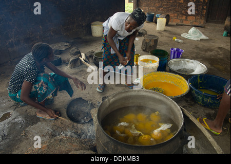 Cuocere confezionamento singola porzione di polenta, Nigeria Foto Stock