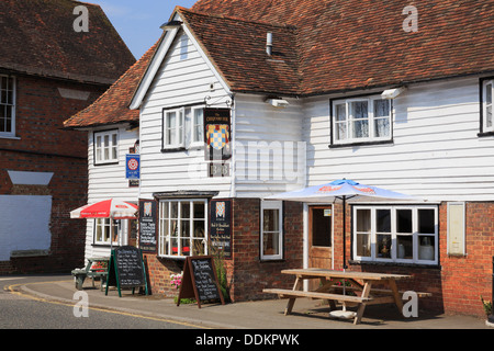 Il Chequers xiv secolo coaching inn in un tipico infissi bianchi Kentish edificio. Smarden, Kent, Inghilterra, Regno Unito, Gran Bretagna Foto Stock