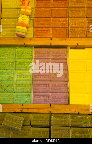 Marsiglia puro sapone vegetale in vendita il mercato del mercoledì in Saint Rémy de Provence, Francia Foto Stock