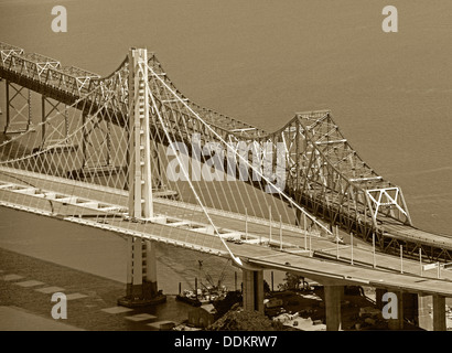 Fotografia aerea vecchie e nuove tratte orientale di San Francisco Oakland Bay Bridge Foto Stock