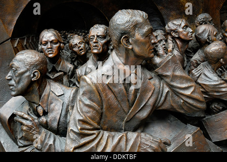 Londra, Inghilterra, Regno Unito. St Pancras stazione ferroviaria. Dettaglio dallo zoccolo alla base del 9m alta scultura "L'Incontro" (Paolo giorno) Foto Stock