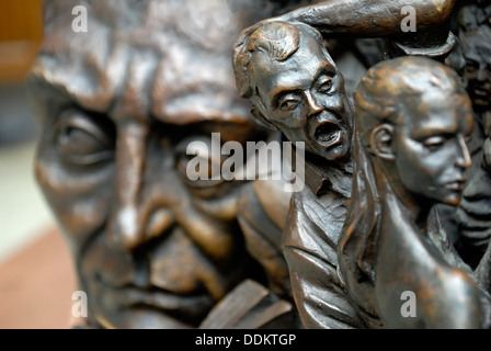 Londra, Inghilterra, Regno Unito. St Pancras stazione ferroviaria. Dettaglio dallo zoccolo alla base del 9m alta scultura "L'Incontro" (Paolo giorno) Foto Stock