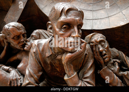 Londra, Inghilterra, Regno Unito. St Pancras stazione ferroviaria. Dettaglio dallo zoccolo alla base del 9m alta scultura "L'Incontro" (Paolo giorno) Foto Stock