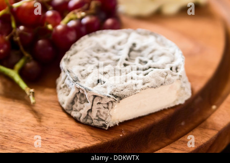 Il formaggio sulla piastra in legno Foto Stock