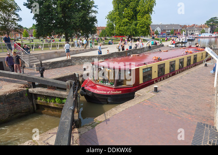 La contessa di Evesham cruiser in corrispondenza della serratura a Stratford-upon-Avon Foto Stock