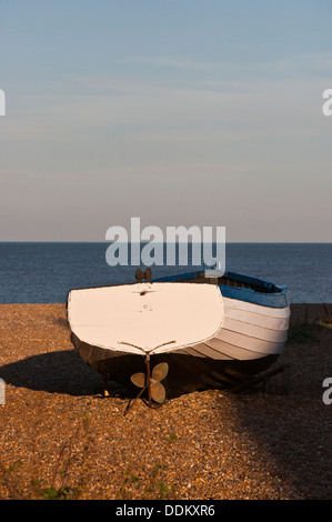 Piccole barche da pesca sulla spiaggia di Aldeburgh Inghilterra Suffolk REGNO UNITO Foto Stock