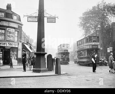 Cambridge Heath Road, Hackney, Londra, 1930. Artista: sconosciuto Foto Stock