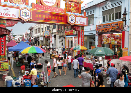 La gente lo shopping e a piedi la Jonker street market in Chinatown, Melaka Foto Stock