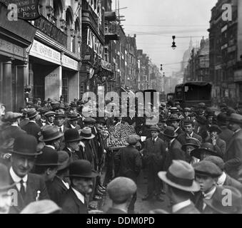 La folla al di fuori della casa di giornale, Fleet St guardando ad est, la città di Londra, prima del 1933. Artista: George Davison Reid Foto Stock