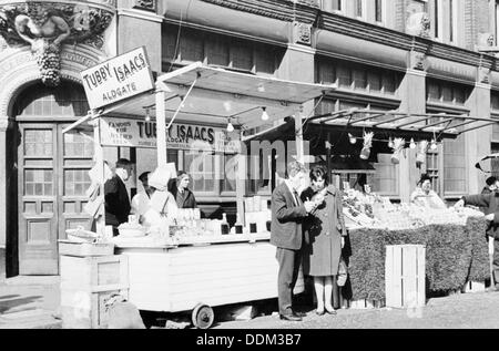 Tubby Isaacs' stallo, Middlesex Street, Aldgate, Londra, (1960s?). Artista: sconosciuto Foto Stock