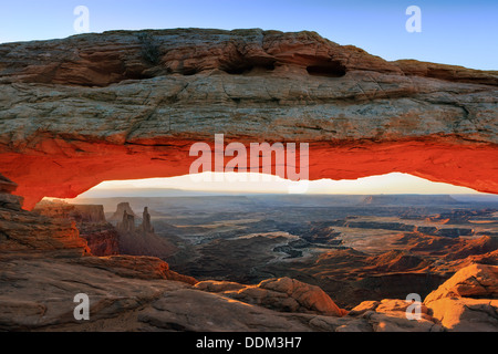 Sunrise Mesa Arch, Island in the Sky District, il Parco Nazionale di Canyonlands Foto Stock