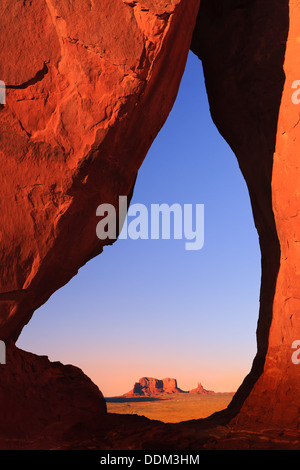 Lacrima Arch al tramonto, Monument Valley, Utah - Arizona Foto Stock