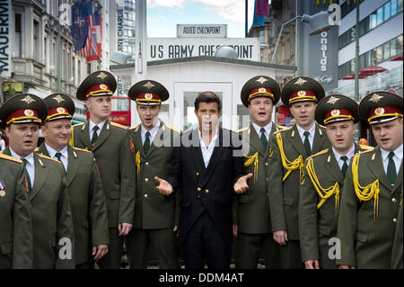 Berlino, Germania. 4 Sep, 2013. Cantante francese Vincent Nicolo (C) esegue con membri del 'Armata Rossa coro" al Checkpoint Charlie a Berlino, Germania, 4 settembre 2013. "L'Esercito Rosso coro" è considerato uno dei più famosi ensemble di musica in tutto il mondo. Foto: Soeren Stache/dpa/Alamy Live News Foto Stock