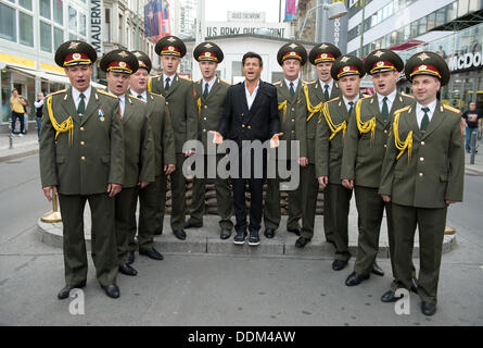 Berlino, Germania. 4 Sep, 2013. Cantante francese Vincent Nicolo (C) esegue con membri del 'Armata Rossa coro" al Checkpoint Charlie a Berlino, Germania, 4 settembre 2013. "L'Esercito Rosso coro" è considerato uno dei più famosi ensemble di musica in tutto il mondo. Foto: Soeren Stache/dpa/Alamy Live News Foto Stock