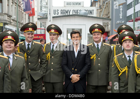 Berlino, Germania. 4 Sep, 2013. Cantante francese Vincent Nicolo (C) esegue con membri del 'Armata Rossa coro" al Checkpoint Charlie a Berlino, Germania, 4 settembre 2013. "L'Esercito Rosso coro" è considerato uno dei più famosi ensemble di musica in tutto il mondo. Foto: Soeren Stache/dpa/Alamy Live News Foto Stock