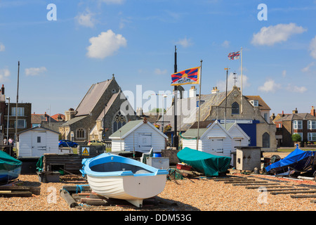 Barche e cabine sulla spiaggia Walmer sulla costa sud a Deal, Kent, Inghilterra, Regno Unito, Gran Bretagna Foto Stock