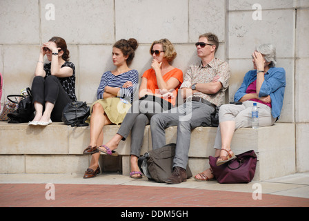 Londra, Inghilterra, Regno Unito. Persone in poeti' Circle Piazza ascoltando un open-air discussione Foto Stock