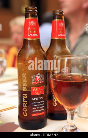 Bottiglie e un bicchiere di birra di Corfù, real ale prodotta a Arillas sull'isola greca Foto Stock