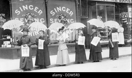 Un ombrellone parade vendendo il giornale delle Suffragette, Brighton, Sussex, 1914. Artista: sconosciuto Foto Stock