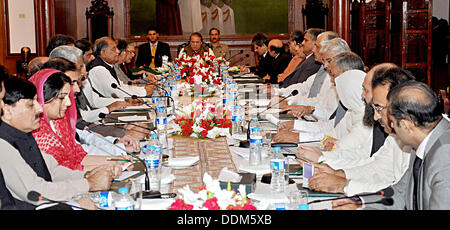 Di Karachi, Pakistan. Il 4 settembre 2013. Il primo ministro Muhammad Nawaz Sharif presiede riunione del gabinetto federale a casa del governatore Handout dal Pakistan informazioni dipartimento   (foto di PID/Deanpictures/Alamy Live News Foto Stock