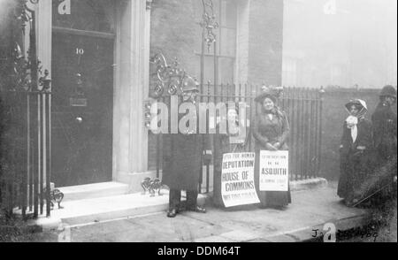 Due suffragettes fuori n. 10 tenta di parlare con il Primo ministro, Gennaio 1909. Artista: sconosciuto Foto Stock