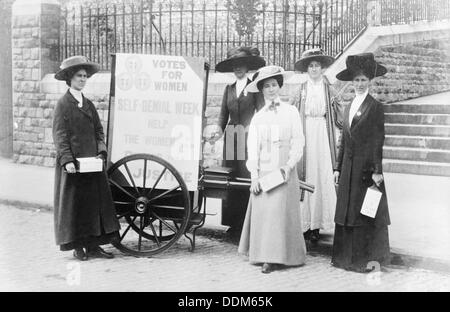 Bristol suffragettes raccolta fondi durante la settimana Self-Denial, 1910. Artista: sconosciuto Foto Stock