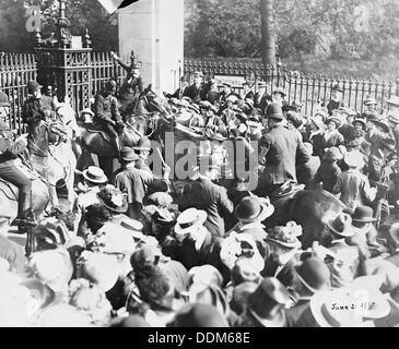 Sommossa a Constitution Hill gate di Buckingham Palace, 21 maggio 1914. Artista: sconosciuto Foto Stock