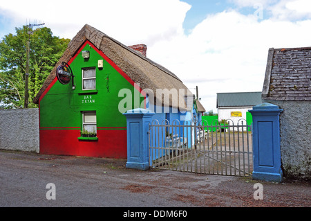 Un colore pieno di paglia PUB RURALE IN IRLANDA Foto Stock