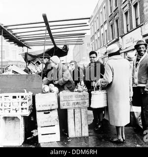 Mercato, Londra, C1965-c1970. Artista: Henry Grant Foto Stock