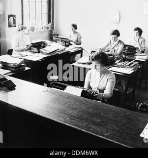 Dattilografi di donne in un ufficio di Londra, c1950s. Artista: Henry Grant Foto Stock