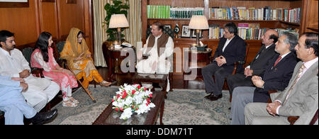 Di Karachi, Pakistan. Il 4 settembre 2013. Il primo ministro Nawaz Sharif a parlare con la madre di Aafia Siddiqui a casa del governatore, Karachi su Settembre 04, 2013. Governatore Sindh, Dr. Ishrat ul Ibad e Chief Minister Sindh, Syed Qaim Ali Shah sono anche presenti. La dispensa dal Pakistan informazioni dipartimento   (foto di PID/Deanpictures/Alamy Live News Foto Stock