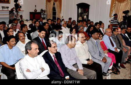 Di Karachi, Pakistan. Il 4 settembre 2013. Il primo ministro Muhammad Nawaz Sharif tenendo una sessione interattiva con prominenti media delle persone a casa del governatore, Karachi su Settembre 04, 2013. La dispensa dal Pakistan informazioni dipartimento   (foto di PID/Deanpictures/Alamy Live News Foto Stock