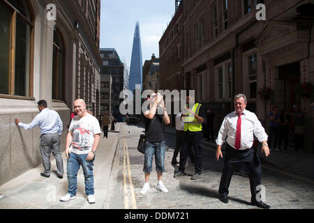 Londra, Regno Unito. Mercoledì 4 settembre 2013. Azioni urgenti in programmato per "coprire" il walkie talkie grattacielo in città dopo la luce solare riflessa dalla costruzione di un fuso di auto per le strade di seguito. Le temperature sono state misurate in eccesso di 50 gradi C, e quanto più 70 gradi al suo picco. Credito: Michael Kemp/Alamy Live News Foto Stock