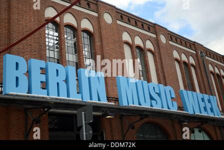 Berlino, Germania. 4 Sep, 2013. La scritta "Berlin Music Week' stare al di sopra della zona di ingresso della sede Postbahnhof a Berlino, Germania, 4 settembre 2013. La musica di Berlino Settimana si svolge dal 4 Settembre al 8 settembre 2013. Foto: Britta Pedersen/dpa/Alamy Live News Foto Stock