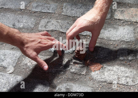 Londra, Regno Unito. Il 4 settembre 2013. Il cioccolato si fonde dall'intenso calore prodotto da Sun di riflessi dalla facciata concava di nuovo 525 ft immobile denominato walkie talkie nel distretto finanziario di Londra Credito: amer ghazzal/Alamy Live News Foto Stock