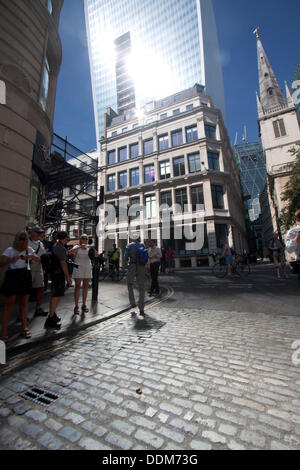 Londra, Regno Unito. Il 4 settembre 2013. Sun di riflessi dalla facciata concava di nuovo 525 ft immobile denominato walkie talkie nel distretto finanziario di Londra intensa riflessione della luce del sole che ha fuso di parti di automobili e causando danni ai negozi al di sotto di credito: amer ghazzal/Alamy Live News Foto Stock