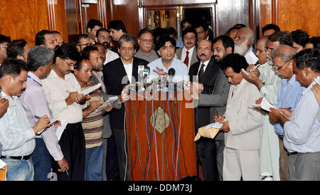 Di Karachi, Pakistan. Il 4 settembre 2013. Ministro federale per l'interior & Narcotics Control, Chaudhry Nisar Ali Khan lungo con il Governatore e Chief Minister Sindh indirizzamento di una conferenza stampa a casa del governatore, Karachi su Settembre 04, 2013. Ministro federale per informazioni & Broadcasting, Pervaiz Rashid è anche presente. La dispensa dal Pakistan informazioni dipartimento   (foto di PID/Deanpictures/Alamy Live News Foto Stock