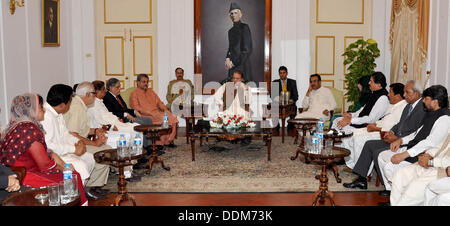 Di Karachi, Pakistan. Il 4 settembre 2013. Il primo ministro Muhammad Nawaz Sharif presiede la riunione di PML-N Sindh capitolo a casa del governatore, Karachi su Settembre 04, 2013 Handout dal Pakistan informazioni dipartimento   (foto di PID/Deanpictures/Alamy Live News Foto Stock